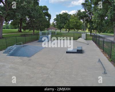 Si affaccia sul Wallace Park Skatepark a Paola, Kansas. Situato presso la zona fieristica della contea di Miami, questo piccolo e divertente campo con rampe in metallo blu. Foto Stock