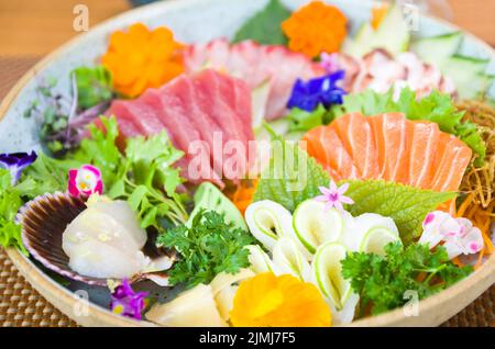 Piatto decorato con diversi sapori di sushi elegante. Foto Stock