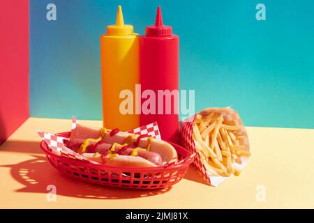 Assortimento di cibi con bottiglie di salsa hot dog Foto Stock