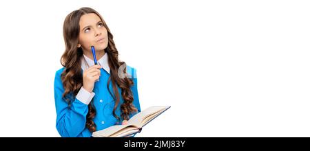 Pensare capretto risolvere problema matematico tenendo libro di scuola isolato su bianco. Ritratto di studentessa scolastica, intestazione banner studio. Faccia del bambino della scuola Foto Stock