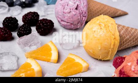 Primo piano gustoso tavolo coni gelato Foto Stock