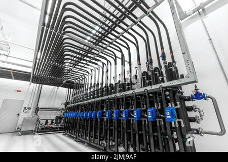 Foto delle pompe di produzione a parete in una fabbrica moderna. Chimica e produzione di medicina. Impianto farmaceutico ad alta tecnologia int Foto Stock