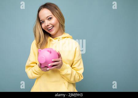 Ritratto foto di felice positivo sorridente giovane bella bella bella bella bella bella bionda con emozioni sincere indossando elegante giallo ho Foto Stock