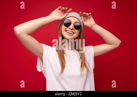 Ritratto foto di giovane emotivo positivo felice sorridente divertente ridere bella bella bella bella donna bionda scura con emot sincero Foto Stock