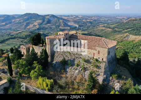 Veduta aerea del castello di Montebello chiamato anche castello Azzurrina. Poggio Torriana, Emilia Romagna, Italia Foto Stock