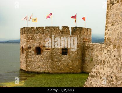 La Fortezza Golubac di epoca medievale si trova sul Danubio in un luogo unico e pittoresco. E' stato ricostruito con un museo al suo interno. Foto Stock