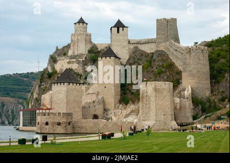 La Fortezza Golubac di epoca medievale si trova sul Danubio in un luogo unico e pittoresco. E' stato ricostruito con un museo al suo interno. Foto Stock