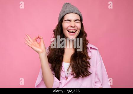 Foto di bella bella winsome positivo donna adulta indossando casual vestito isolato sulla parete di sfondo con spazio copia e mostrando ok Foto Stock