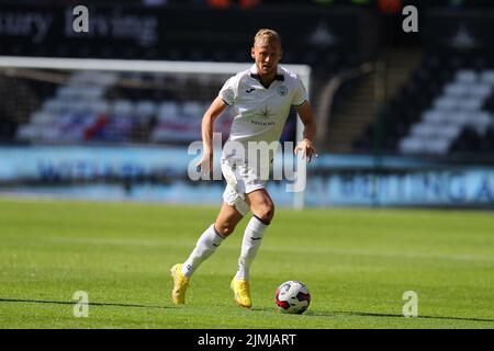 Swansea, Regno Unito. 06th ago 2022. Harry Darling di Swansea City in azione. EFL Skybet Championship Match, Swansea City vs Blackburn Rovers presso lo Stadio Swansea.com di Swansea, Galles sabato 6th agosto 2022. Questa immagine può essere utilizzata solo a scopo editoriale. Solo per uso editoriale, licenza richiesta per uso commerciale. Nessun uso in scommesse, giochi o un singolo club/campionato/player pubblicazioni. pic di Andrew Orchard/Andrew Orchard sport fotografia/Alamy Live news credito: Andrew Orchard sport fotografia/Alamy Live News Foto Stock