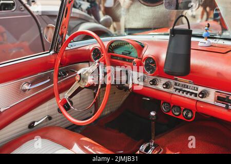 PARIGI, FRANCIA - 15 MAGGIO 2022: Interni in pelle di una Ford Thunderbird rossa 1956 Foto Stock