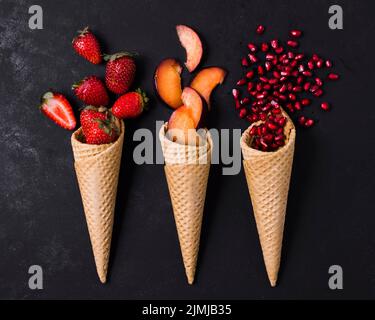 Coni gelato con frutta Foto Stock