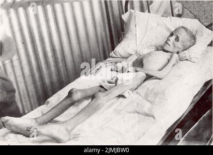 Lizzie van Zyl, un bambino di Boer affamati, visitato da Emily Hobhouse in un campo di concentramento britannico Foto Stock