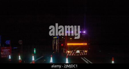 Skibbereen, West Cork Irlanda, sabato 6 agosto 2022; Un uomo nel suo 20s è morto a seguito di una collisione sulla strada di Cork a Skibbereen. L'incidente si è verificato intorno al 10,15PM e i servizi di emergenza sono precipitati sulla scena da Skibbereen e Schull, ma l'uomo è stato pronunciato morto sulla scena, la strada è prevista per essere chiusa per la maggior parte della notte per facilitare un'indagine forense. Credit; ed/Alamy Live News Foto Stock