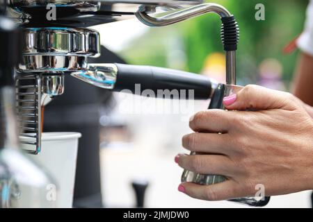 Il barista sta preparando un delizioso caffè con latte Foto Stock