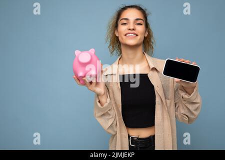 Ritratto foto di felice positivo sorridente giovane bella bella bella bella bella bella bruna donna ricciola con emozioni sincere indossando elegante b Foto Stock
