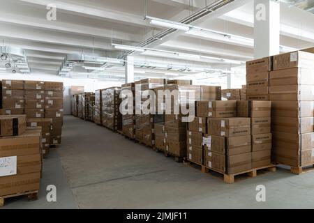 Minsk, Bielorussia - 05 gennaio 2022: Foto di un magazzino con scatole sugli scaffali. Sala di servizio di un impianto tecnologico. Fatto Foto Stock