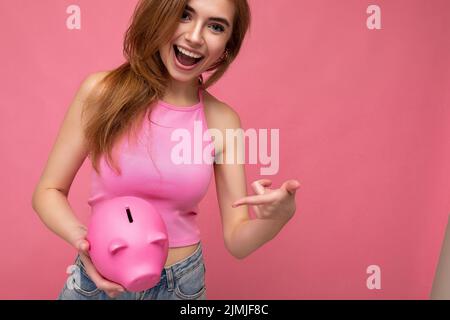 Ritratto foto di felice positivo sorridente giovane bella bella bella bella bella bella bionda con emozioni sincere indossando rosa top estate i Foto Stock