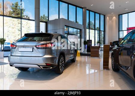 Concessionaria di auto premium, fotografia d'interni di un moderno showroom Foto Stock