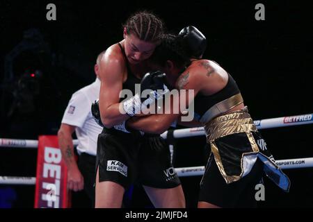 Sheffield, Regno Unito. 07th ago 2022. Utilita Arena Sheffield, Sheffield, South Yorkshire, 6th agosto 2022 Sandy Ryan (pantaloncini neri) vs Erica Farias (Shorts dorati/neri) in lotta per il WBC International Female Super-Lightweight Title on Matchroom NXTGEN Fight Night presso l'Utilita Arena di Sheffield. Credit: Touchlinepics/Alamy Live News Foto Stock