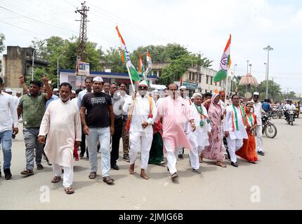 Beawar, Rajasthan, India. 5th ago 2022. I leader e i lavoratori del Congresso sollevano slogan durante una protesta a livello nazionale per l’aumento dei prezzi, la disoccupazione e l’aumento della GST sugli oggetti essenziali. (Credit Image: © Sumit Saraswat/Pacific Press via ZUMA Press Wire) Foto Stock