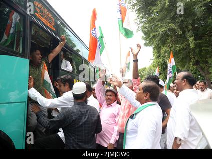 Beawar, Rajasthan, India. 5th ago 2022. I leader del Congresso e i lavoratori arrestati durante una protesta a livello nazionale per l’aumento dei prezzi, la disoccupazione e l’aumento della GST sugli oggetti essenziali. (Credit Image: © Sumit Saraswat/Pacific Press via ZUMA Press Wire) Foto Stock