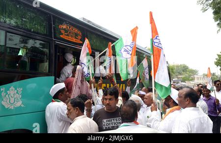 Beawar, Rajasthan, India. 5th ago 2022. I leader del Congresso e i lavoratori arrestati durante una protesta a livello nazionale per l’aumento dei prezzi, la disoccupazione e l’aumento della GST sugli oggetti essenziali. (Credit Image: © Sumit Saraswat/Pacific Press via ZUMA Press Wire) Foto Stock