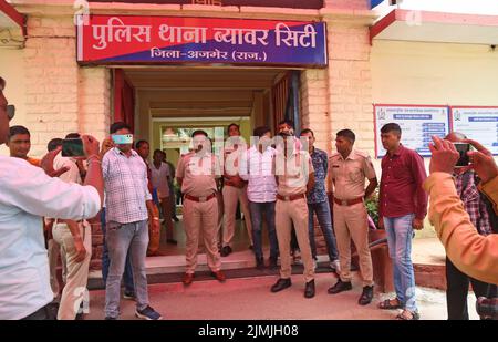 Beawar, Rajasthan, India. 5th ago 2022. La polizia si trova alla stazione di polizia della città durante una protesta a livello nazionale per l'aumento dei prezzi, la disoccupazione e l'aumento della GST sugli oggetti essenziali. (Credit Image: © Sumit Saraswat/Pacific Press via ZUMA Press Wire) Foto Stock