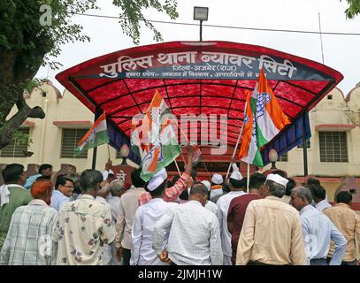 Beawar, Rajasthan, India. 5th ago 2022. I leader e i lavoratori del Congresso sollevano slogan durante una protesta a livello nazionale per l’aumento dei prezzi, la disoccupazione e l’aumento della GST sugli oggetti essenziali. (Credit Image: © Sumit Saraswat/Pacific Press via ZUMA Press Wire) Foto Stock