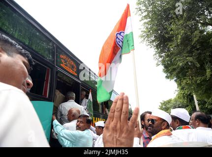 Beawar, Rajasthan, India. 5th ago 2022. I leader del Congresso e i lavoratori arrestati durante una protesta a livello nazionale per l’aumento dei prezzi, la disoccupazione e l’aumento della GST sugli oggetti essenziali. (Credit Image: © Sumit Saraswat/Pacific Press via ZUMA Press Wire) Foto Stock