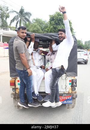 Beawar, Rajasthan, India. 5th ago 2022. I leader del Congresso e i lavoratori arrestati durante una protesta a livello nazionale per l’aumento dei prezzi, la disoccupazione e l’aumento della GST sugli oggetti essenziali. (Credit Image: © Sumit Saraswat/Pacific Press via ZUMA Press Wire) Foto Stock