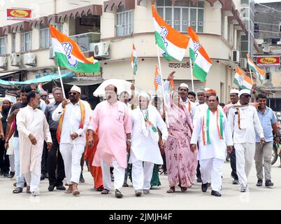 Beawar, Rajasthan, India. 5th ago 2022. I leader e i lavoratori del Congresso sollevano slogan durante una protesta a livello nazionale per l’aumento dei prezzi, la disoccupazione e l’aumento della GST sugli oggetti essenziali. (Credit Image: © Sumit Saraswat/Pacific Press via ZUMA Press Wire) Foto Stock