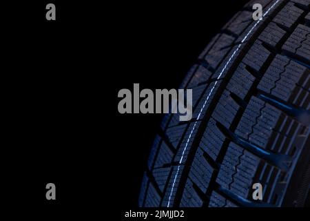 Primo piano del battistrada invernale su sfondo nero Foto Stock