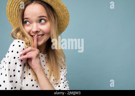 Primo piano foto di giovane positiva carina bella bella donna bionda con emozioni sincere indossando abito estivo e cappello di paglia isola Foto Stock