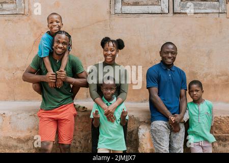 Medium shot felice popolo africano Foto Stock