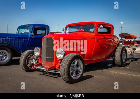 Libano, TN - 13 maggio 2022: Vista in prospettiva bassa dell'angolo anteriore di una Ford 1932 3 Window Highboy Coupé ad un'esposizione locale dell'automobile. Foto Stock