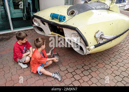 Hampton Virginia, Tidewater Area, Jacques Cousteau Society, all'esterno ingresso anteriore museo immersioni ragazzi guardando fratelli fratelli fratelli fratelli fratelli fratelli fratelli fratelli fratelli fratelli fratelli fratelli fratelli fratelli fratelli fratelli fratelli, visitatori Foto Stock