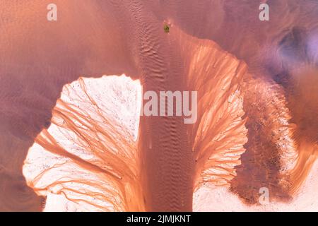 Vista aerea: Africa, Mauritius, Flic en Flac costa, un fiume lava acqua fangosa nel mare dopo una doccia con la pioggia Foto Stock