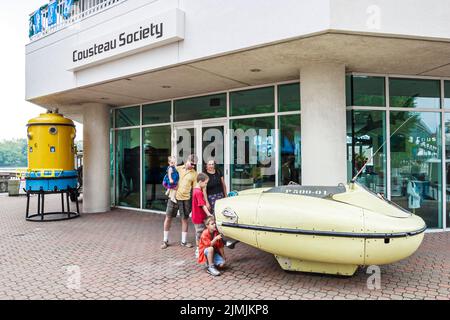 Hampton Virginia,Tidewater Area,Jacques Cousteau Society,esterno entrata anteriore museo famiglia,visitatori turismo turistico punto di riferimento gruppo persone Foto Stock