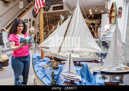Newport News Virginia, Mariners' Museum and Park, collezione di storia mostra all'interno interni mostra modelli di nave barche a vela donna in visita turistica Foto Stock