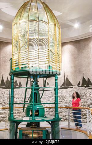 Newport News Virginia, Mariners' Museum and Park, mostra di storia all'interno di manufatti interni Cape Charles Lighthouse Fresnel lente, punto di riferimento Foto Stock