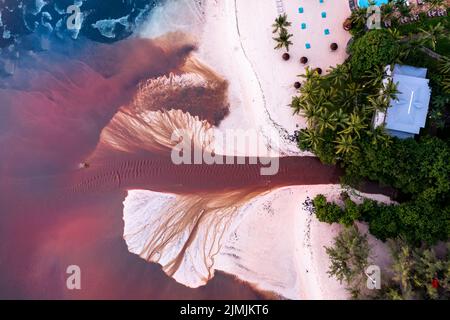 Vista aerea: Africa, Mauritius, Flic en Flac costa, un fiume lava acqua fangosa nel mare dopo una doccia con la pioggia Foto Stock