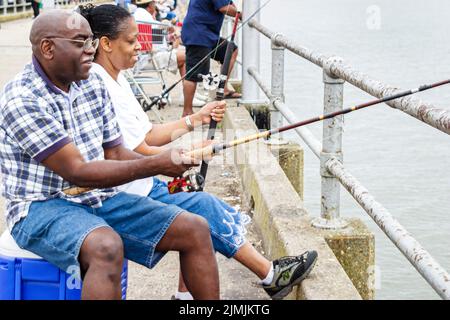 Virginia Newport News Vicino James River Bridge, pesca tempo libero molo coppia Black man donna, visitatori persone persona scena in una foto Foto Stock