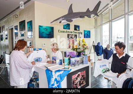 Hampton Virginia, Tidewater Area, Jacques Cousteau Society Museum collection exhibits Inside Interior Exploration Visitors Gift Shop shopping tour Foto Stock