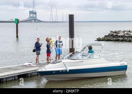 Virginia Newport News Vicino a James River Bridge, pesca tempo libero bacino d'acqua molo famiglia famiglie proprietario barca Black man boater, i visitatori viaggio punto di riferimento Foto Stock