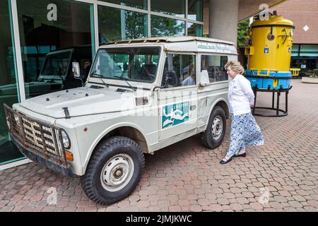 Hampton Virginia,Tidewater Area,Jacques Cousteau Society Museum collection exhibit visitatori esterni donna che guarda il tour turistico di veicoli terrestri Foto Stock