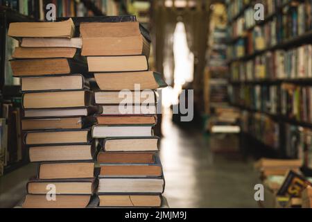 Mucchio di vecchi libri nella biblioteca Foto Stock