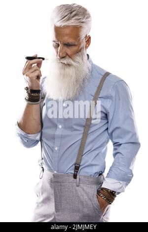 Bell'uomo anziano fumare tabacco riscaldamento sistema Foto Stock