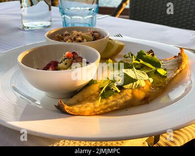 Filetto di rombo alla griglia con contorni, Port Andratx, Mallorca, Spagna Foto Stock