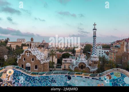 Barcellona, Spagna - Aprile 19 2022: Parco Guell creato da Antoni Gaudi. Bella architettura colorata con mosaico in ceramica Foto Stock