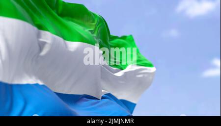 Particolare della bandiera nazionale della Sierra Leone che sventola nel vento in una giornata limpida Foto Stock